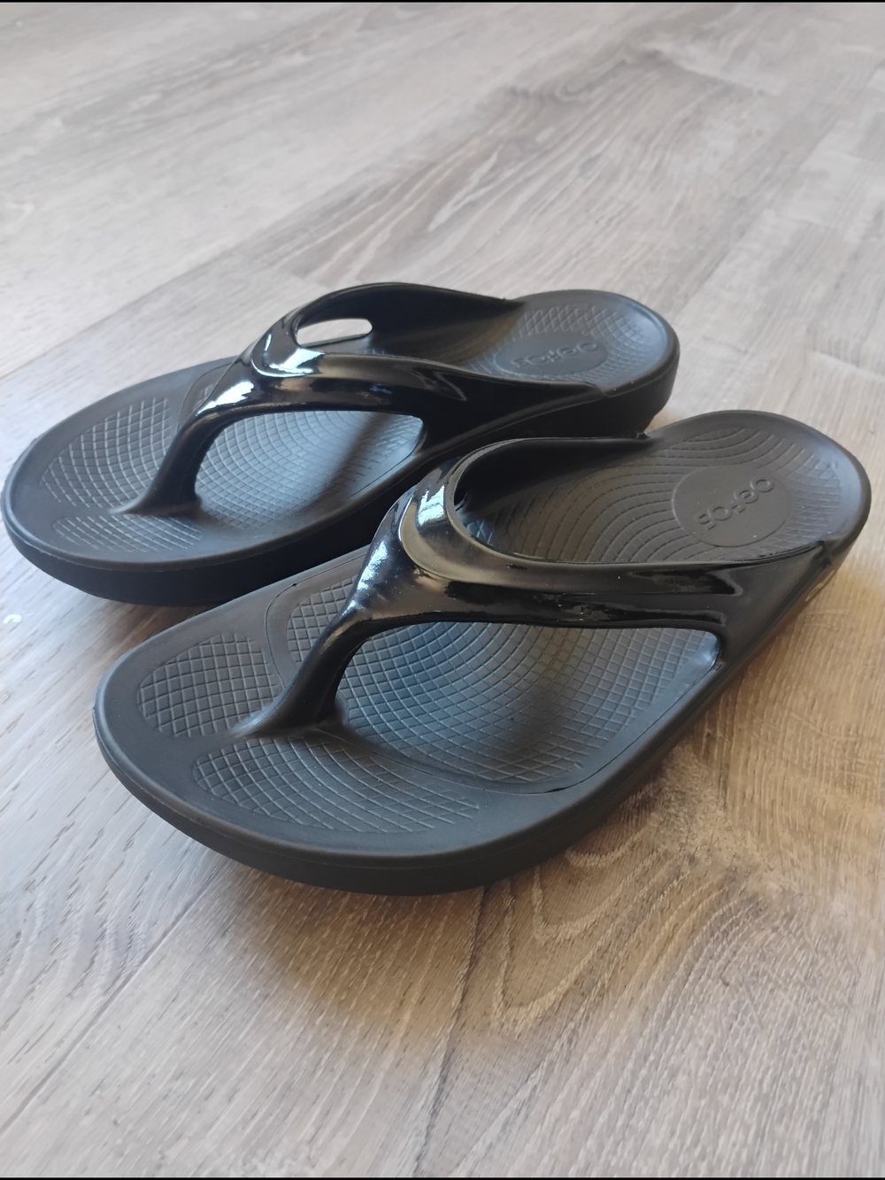 OOFOS Black OOlala Glossy Sandals Ladies 8